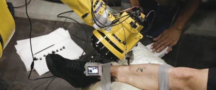 Tatuagem por um robô industrial